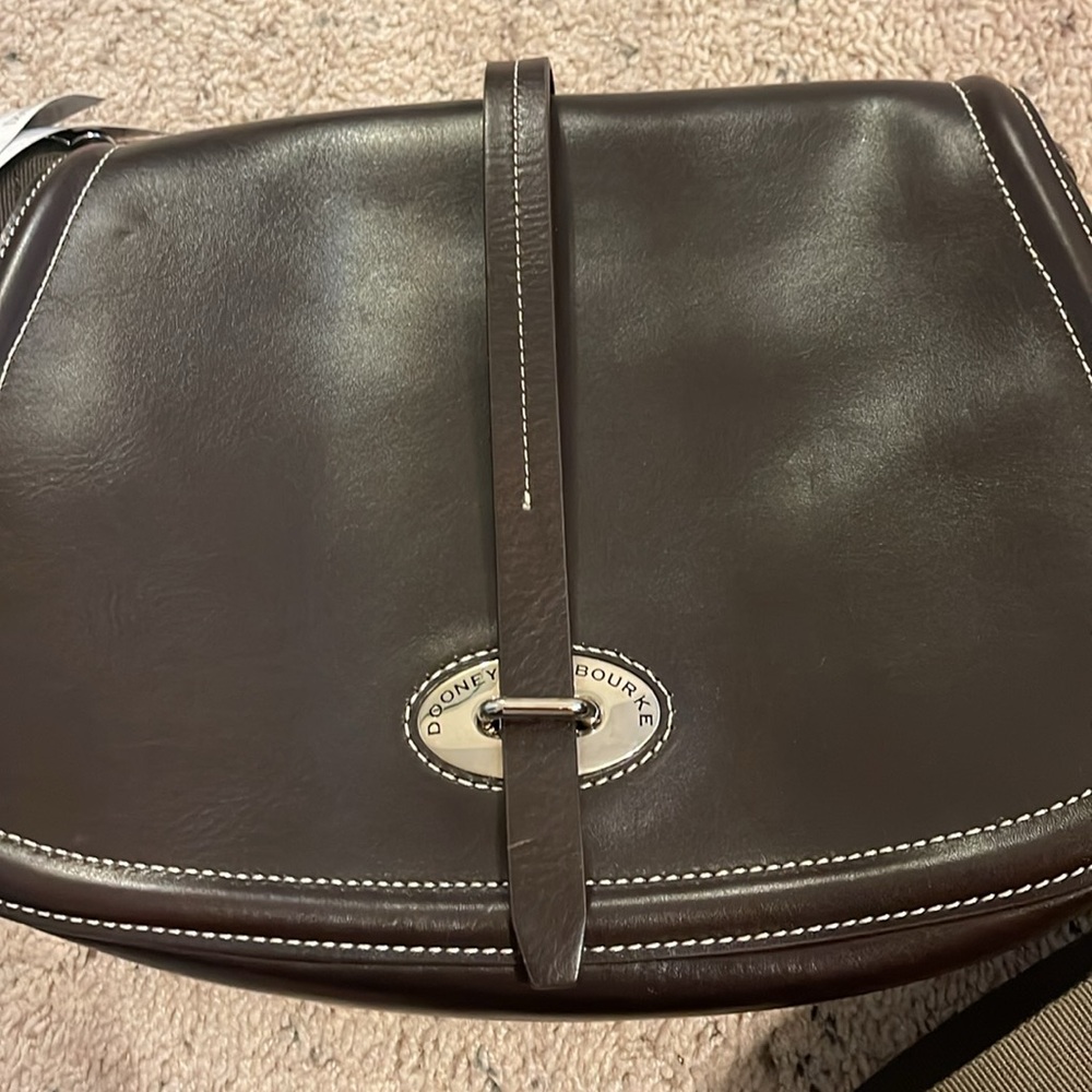 Dooney and Bourke brown leather shoulder bag - Picture 2 of 6